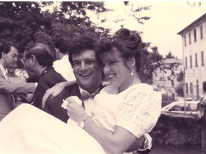 1993 - 07 Matrimonio 20 Luglio 1993. Dopo una giornata bellissima, il temp decide di guastarsi proprio durante la messa e quando usciamo...