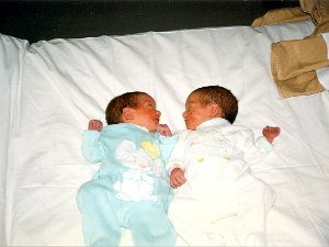 1997-11 28 Paola e Claudia Il grande giorno è arrivato. Paola e Claudia decidono di nascere con 10 ore di anticipo su quanto pianificato da tempo e...