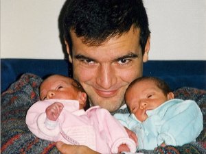 1997-12 Bimbe a Casa Tutti a casa e prime esperienze di bagnetti (lo fa il papà) e cordoni ombelicali.