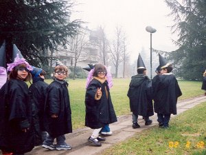 2001-02 Carnevale Prima festa di carnevale all'asilo. Imperversa Harry Potter e tutte vestite da maghette si fa un giro per San Felice. La...