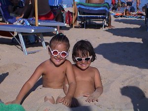 2001-08 Sardegna L'estate inizia a San Felice con le piscinette, prima in terrazzo e poi con la mega piscina gonfiabile (regalo dei...