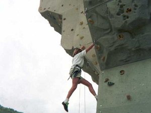 2002-07 La Thuille Accenture Solito evento estivo per il team Accenture; questa volta dedicato agli sport estremi. Laura si cimenta nel Free climbing...