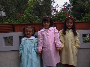 2002-09 Asilo Per il primo ed ultimo anno, Paola, Claudia e Silvia, vanno tutte insieme all'asilo