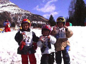 2003-03 Carezza Settimana bianca a Carezza dove anche la piccola Silvia mette gli sci ai piedi