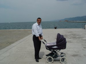 2003-06 Trieste Flavia ha pochi giorni e le grandi sono in vacanza al mare con la nonna. Fabio deve andare a Trieste in Illy e scatta la...