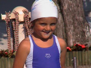 2004-05 gara nuoto Gara di fine corso, e le bimbe sono talmente emozionate che Paola e Claudia si dimenticano di fare andare le braccia a...