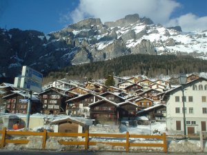 2005 - 02 Leukerbad Week end a Leukerbad, località svizzera dove sgorgano acque termali a 30 gradi...persino le fontane fumano. Sabato sci e...