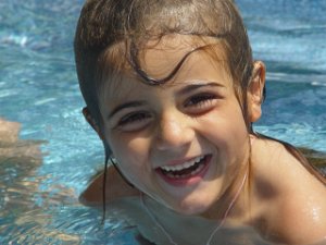 2005 - 05 Piscina Inauguriamo la piscina con una grigliata e uno stuolo di bimbi. Comicia la stagione del "sempre a mollo". I Pozzi ci...