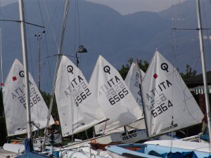 2006-03 Vela Quest'anno è il terzo anno di vela per Paola e Claudia, ma sopratutto è l'anno del passaggio dall'idroscalo a Dervio....