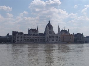 2006-04 Budapest Uno dei 40 regali per Laura: un bellissimo we a Budaperst (un po' allagata). Dall'albergo sull'isola gironzoliamo in...