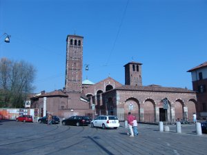 2007-04 Turisti a Milano Ci siamo detti che non è giusto andare a visitare e conoscere altre città, mentre poco sappiamo di quella in cui...