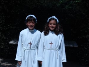 2007-05 Comunione Il 27 maggio Paola e Claudia fanno la prima comunione. Tutti i bimbi vestiti ugualmente di bianco con una calla in mano...