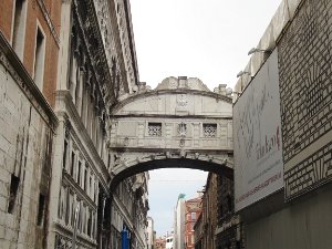 2007-05 Paola e Claudia a Venezia Per la prima comunione, i nonni Vacirca regalano a Paola e Claudia 4 giorni a Venezia. Purtroppo il tempo non è molto...