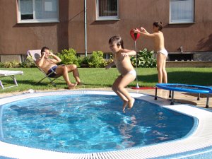 2007-06 Piscina Fra i vari impegni riusciamo a passare anche qualche we a casa. Per le bellissime pagelle nonno Pino ha regalato la rete...