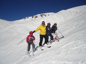 2008-01-Leukerbad Quest'anno per il compleanno di Paola e Cladia arriva in regalo un week end sci con mamma e papà. Poi, dopo varie...