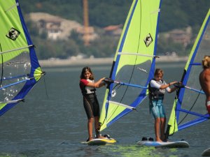 2009-09 Windsurf La Nonna Bruna da un paio di anni regala alle bimbe il corso di windurf a Colico; quest'anno anche Flavia ha esordito...