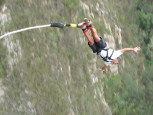 2010-01 Bungy Jump Era da un pò che Fabio ci stava pensando, e qui l'occasione era proprio ghiotta: nel nostro giro in Sud Africa avevamo...