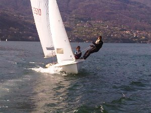 2010-05 Vela Allenamenti a Dervio: una delle ultime uscite del mitico 470 con Pola e Claudia e papa' sul gommone