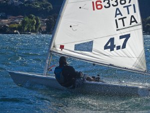 2010-09 Laser Paola e Claudia non ci stanno nell'Optimist e hanno deciso di passare al laser. Durante l'estate troviamo 2 laser e...