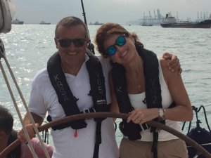 2016-04 Sailing con Ed Il regalo di compleanno di Jen Stark per suo marito Ed è una giornata a vela a sud di Singapore. Il tempo sembra brutto,...