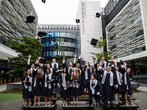 2016-06 Prom e Graduation E' il primo anno che la Stamford university sforna graduates.... e quindi tutto si fa in grande stile. Ci sono due mesi...