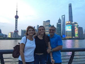 2017-08 Shanghai Sissi Anche Silvia accompagna papà, questa volta a Shanghai e decidiamo di invirae anche la mamma. La città è una sorpresa...