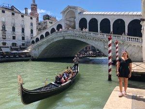 2018-07 Milano Anna e Flavia L'anno scorso era stato Shenzen, quest'anno Milano. Cat non riesce, ma Anna sì. Così Flavia e Mamma, rimaste a Milano...