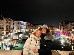 2023-01 Befane a Venezia Ci avevamo pensato a Singapore e...detto fatto. Con Smeralda e Filippo organizziamo la befana a Venezia. Passeggiamo,...