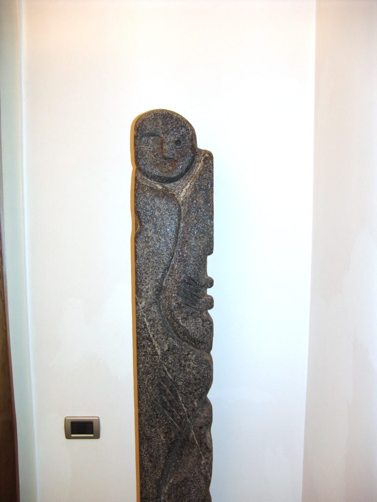 La Statua – Stele